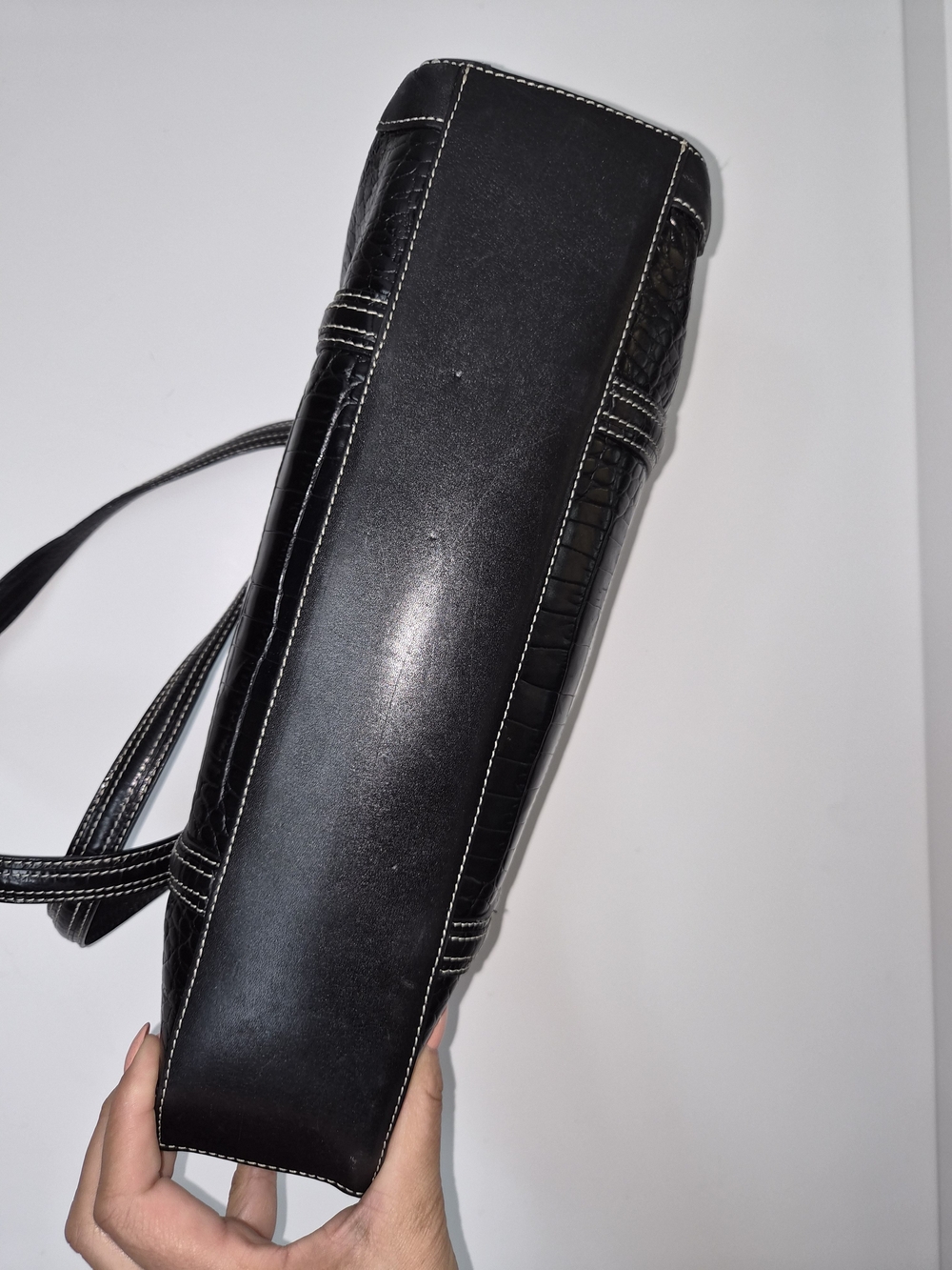 Black Heart-Detail Croc-Embossed Women’s Handbag - Picture 6 of 10